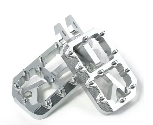 E-moto pegs